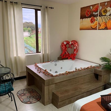 טבבלה Hotel Las Mercedes Airport-Quito מראה חיצוני תמונה